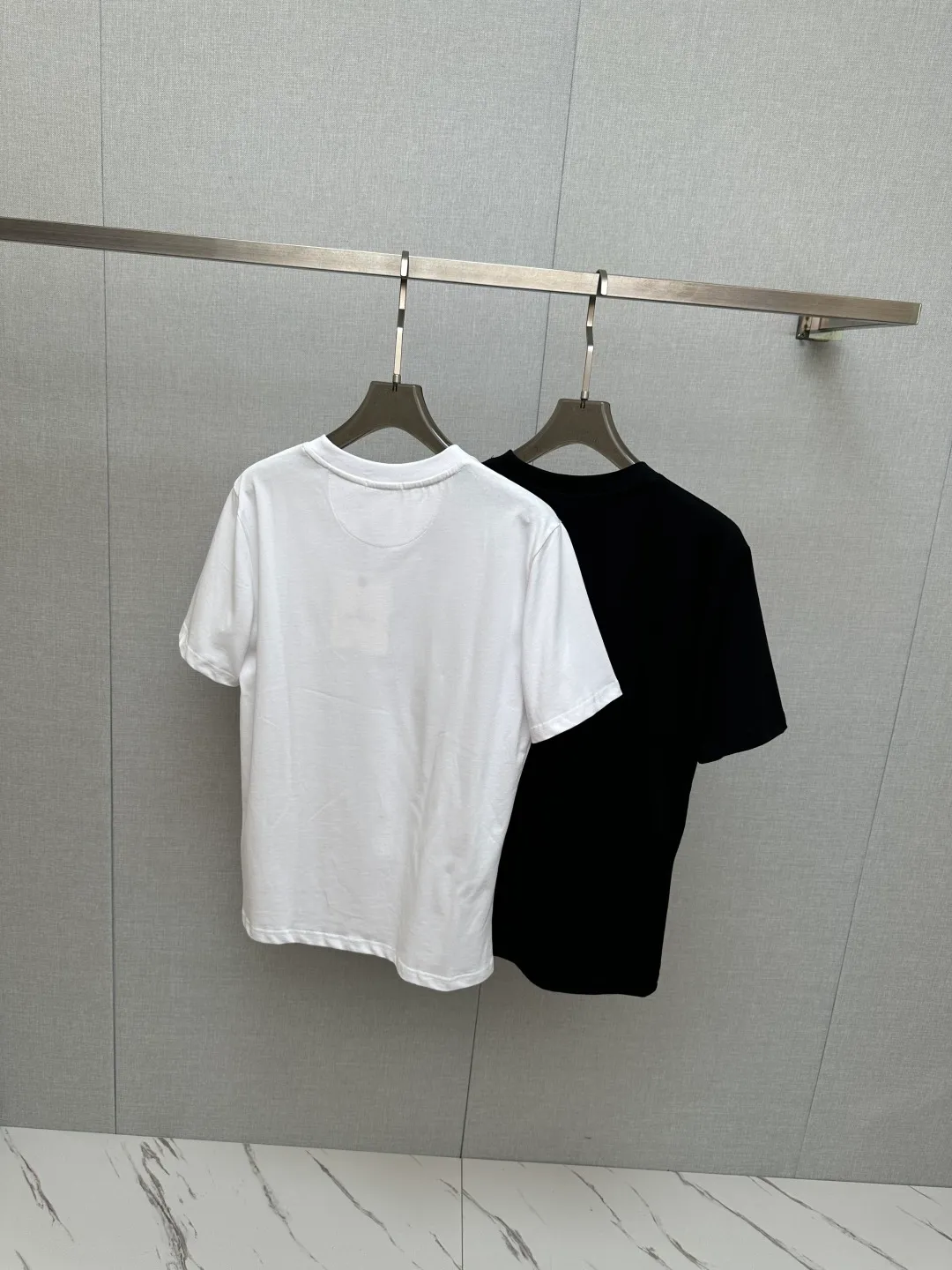Moncl 26ss Moncler Series T ，， Logo+“Monestier-de-Clermont France Est.1952” ， ， Classic ， ， 。 Premium、 ， ； Black White Sizes：S-2XL